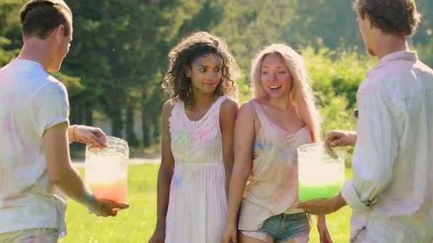 Amigos masculinos salpicando cubos de agua en hermosas damas, amigos divirtiéndose — Vídeos de Stock