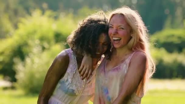 Bästa kvinnliga vänner kramar uppriktigt och skratta, njuta av part tillsammans — Stockvideo