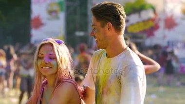 Seksi kadın holi yakışıklı adama gülümseyen ile dans Festivali, uyuşuk renk
