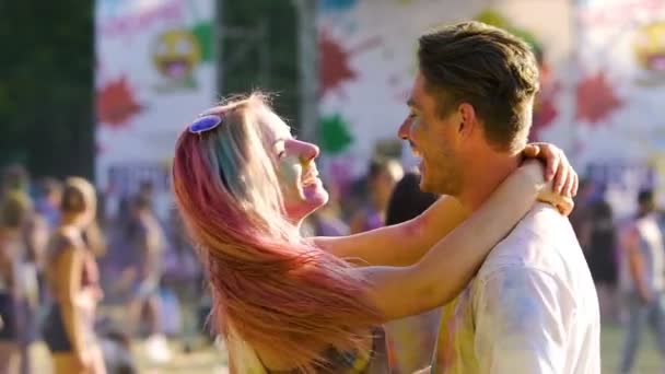 Cheerful blonde waving hair, hugging smiling handsome man, dancing at festival — Stock Video