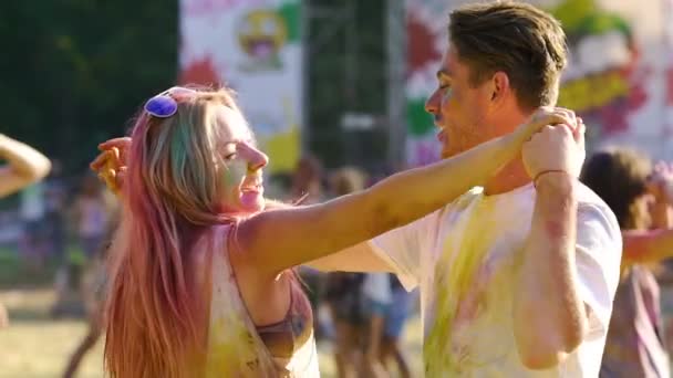 Счастливые парень и девушка танцуют на открытом концерте вместе, замедленная съемка — стоковое видео