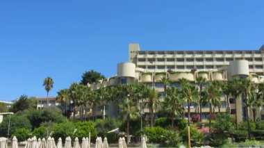 Okyanusu, lüks tatil resort yakınlarındaki avuç içi ile dekore edilmiş ve çağdaş otel