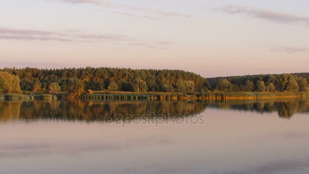 Мирная осень отражается в спокойной чистой воде, реке или озере на закате — стоковое видео