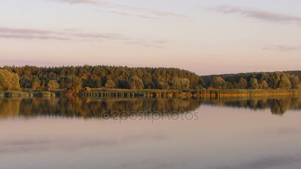 Podzimní mírumilovnost odráží v klidu čistou vodou, řeky nebo jezera při západu slunce