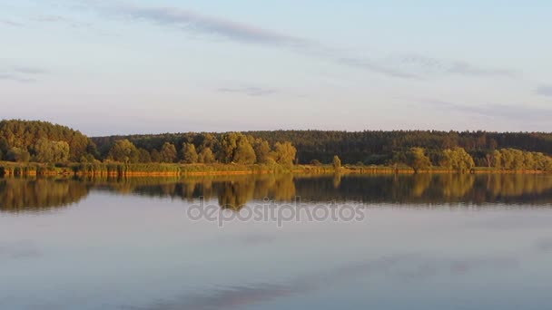 Brede rivier, landschap van de prachtige ongerepte natuur in het najaar, ontspannen scène — Stockvideo