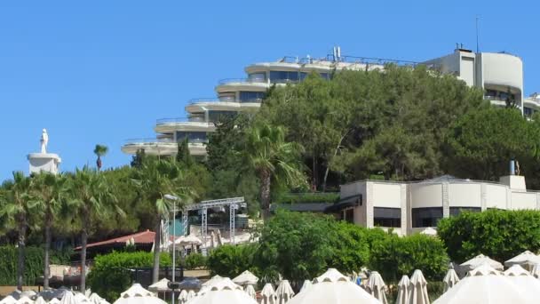 Niespeł windows luksusowy 5-gwiazdkowy hotel otoczony palmami, widok z plaży — Wideo stockowe