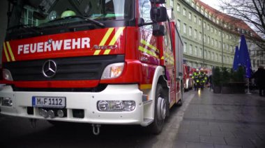 Münih, Almanya - Ocak 2016 yaklaşık: Alman itfaiye iş başında. İtfaiye itfaiye için misyon, yangın ve acil durum hizmetleri sonra yürüyüş