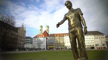 Çim, erkek turist el sallayarak üzerinde uzanmış el duran insan heykeli