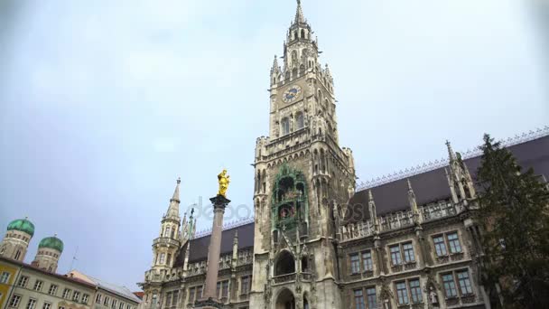 Beautiful view on Mary 's Square, tourists photographing New City Hall in Munich — стоковое видео