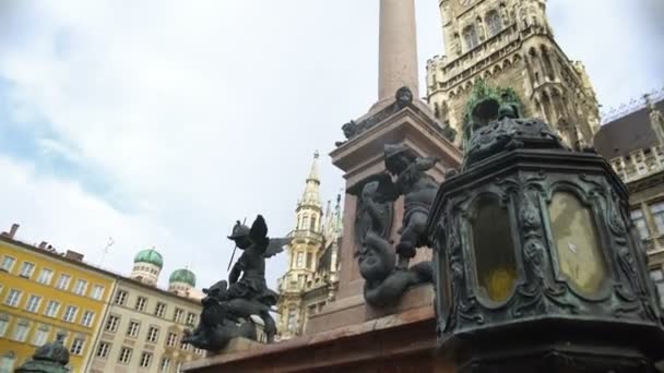 Beautiful antique column on Mary's square in Munich, Germany, architecture — Stock Video
