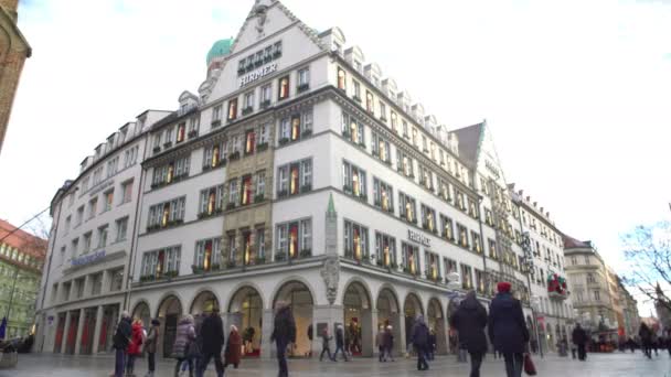 München, Duitsland - Circa januari 2016: Toeristen op een sightseeing tour. Toeristen lopen op Saint Mary plein in München, genieten van de wintervakantie — Stockvideo