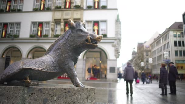 Monument of wild boar outside Hunting and Fishing Museum in Munich, Germany — Stock Video