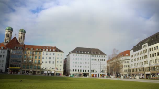 Hermosa plaza verde y varios edificios en el centro de la ciudad, arquitectura de Munich — Vídeos de Stock