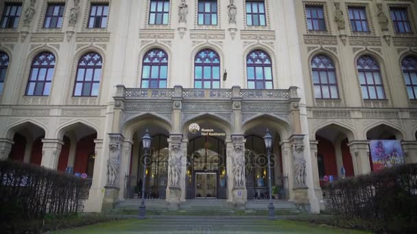 Красивый фасад музея Пять континентов в Мюнхене, Германия, туризм — стоковое видео