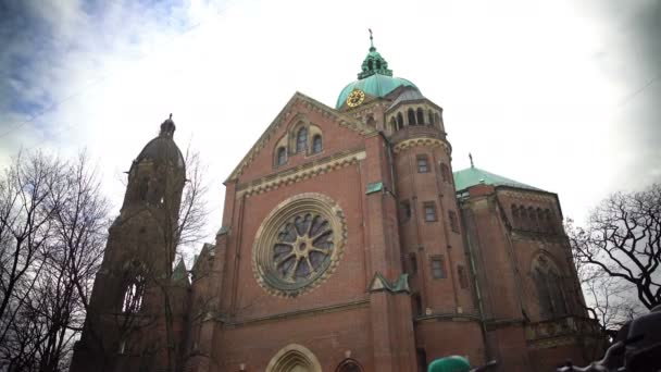 Panoramic view on old protestant St. Luke 's church in Munich, architecture — стоковое видео