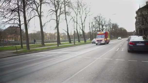 Feuerwehrauto eilt zu brennendem Gebäude, Arbeitstag der Feuerwehrleute, gefährlicher Job — Stockvideo