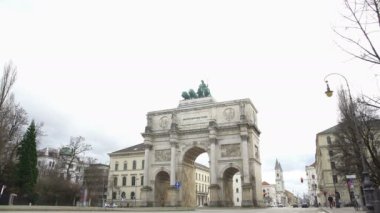 Siegestor, Bavyera ve aslan heykeli ile taç ünlü zafer takı