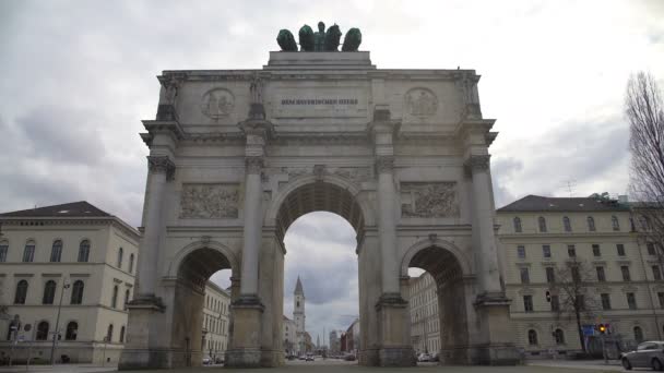 Puerta de la Victoria en el centro de Múnich, arco triunfal, famosa vista turística — Vídeos de Stock
