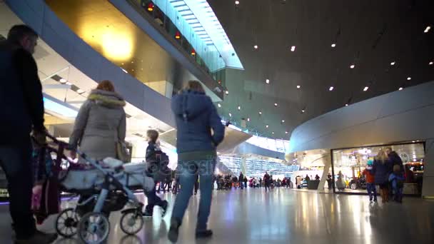 Люди с детьми гуляют в больших торговых центрах, много магазинов, выходные — стоковое видео