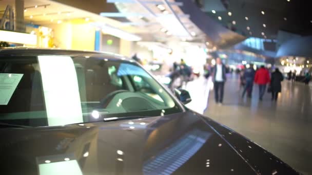 Exposição de carros caros, novos belos automóveis apresentados no shopping — Vídeo de Stock