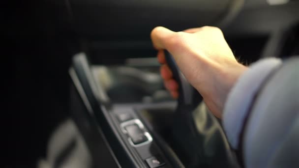 Varón prueba de mano caja de cambios en sala de exposición de coches, prueba de conducción de automóviles nuevos, conductor — Vídeos de Stock