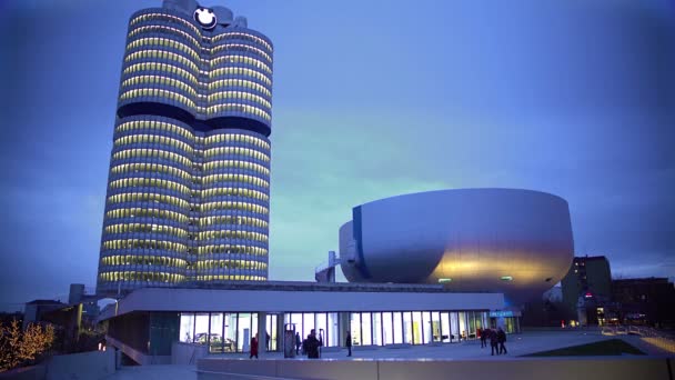 Vista sobre hermoso centro comercial moderno en la noche, diseño interesante — Vídeos de Stock