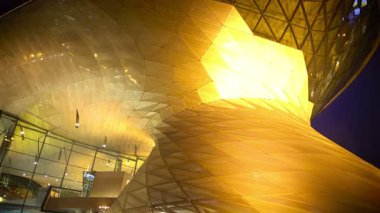 Pahalı araba ayakta otomobil showroom, iş bölgesi, akşam saat