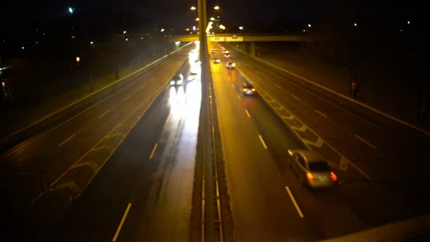 Auto 's nachts, risico van ongevallen, regenachtig weer snel op de snelweg rijden — Stockvideo