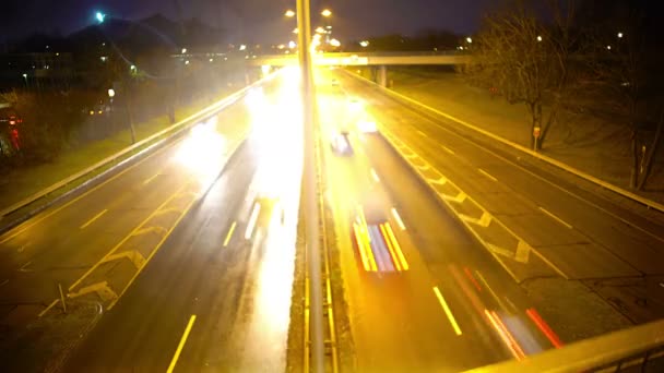 Nachtleben in der Stadt, Autos fahren auf der Autobahn in der Nähe moderner Einkaufszentren, Zeitraffer — Stockvideo