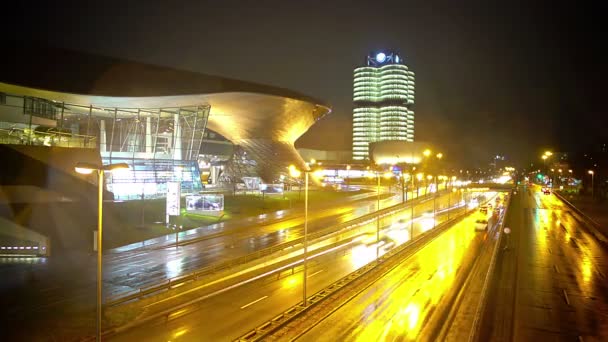 Centro comercial iluminado e timelapse da estrada, tempo da noite, vida urbana — Vídeo de Stock