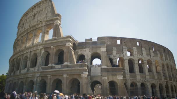 Turistas caminando cerca del antiguo anfiteatro Coliseo en Italia, disfrutando del tour — Vídeos de Stock