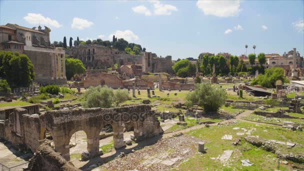 Uitzicht op de ruïnes van Roman Forum in Rome de beroemde bezienswaardigheden van Italië, sightseeing tour — Stockvideo