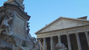 Roma, İtalya Antik Tapınağı önünde antik Panteon Fountain'dan görüntülemek