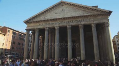 Memnun turist tüm Tanrılar Panteonunun Roma, İtalya antik tapınak yakınında yürüyüş