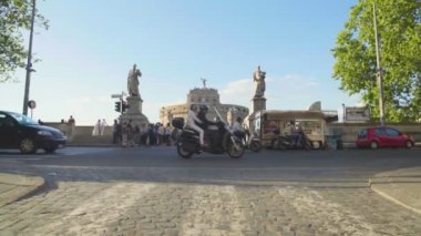 Meşgul sokak trafik yakınındaki Castel Sant Angelo Roma, kentsel yaşam, ulaşım