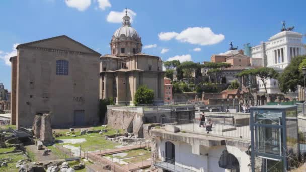 Kijk op oude Santi Luca e Martina kerk in de buurt van Roman Forum in Italië gelegen — Stockvideo