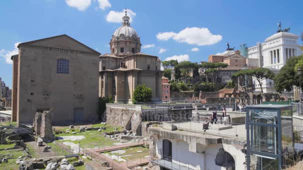 Antiguas ruinas del Foro Romano, vista panorámica de la iglesia de Santi Luca e Martina — Vídeo de stock