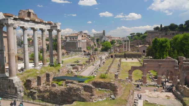 Grupos de turistas disfrutando de interesante recorrido en el museo del Foro Romano, visitas turísticas — Vídeo de stock