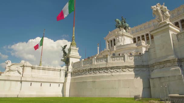 Vlaggen zwaaien voor marmeren paleis en het altaar van het vaderland in Rome — Stockvideo
