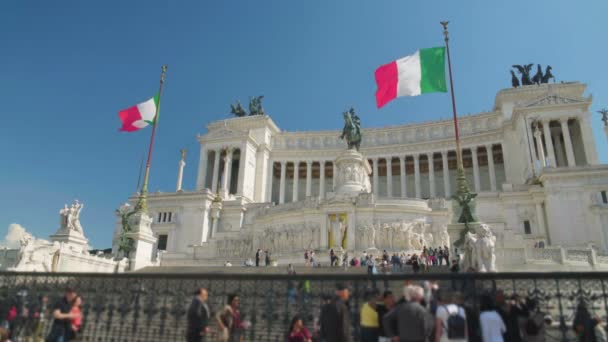 Τα άτομα που επισκέπτονται το εθνικό μνημείο στο Βίκτωρα Εμμανουήλ Β΄ στη Ρώμη, Ιταλία — Αρχείο Βίντεο