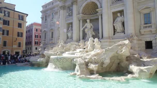 Ünlü Barok Trevi Çeşmesi, Roma, İtalya için popüler bir turistik yer — Stok video