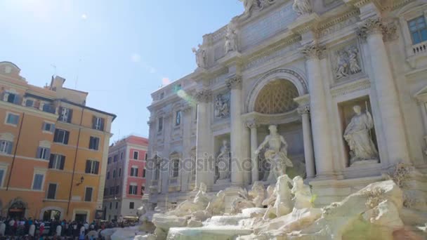 Vackra Trevifontänen gjord av vit marmor, sightseeing i Rom, Italien — Stockvideo