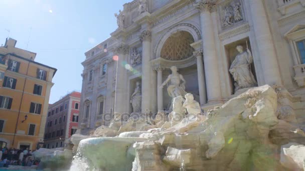 Transparant water van oude Trevifontein in Rome, beroemde bezienswaardigheden in Italië — Stockvideo