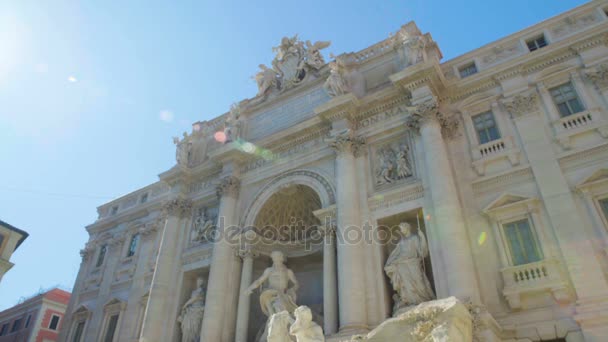 Güneşli bir günde Roma, Trevi Çeşmesi, turistik görme antika mimarisi — Stok video