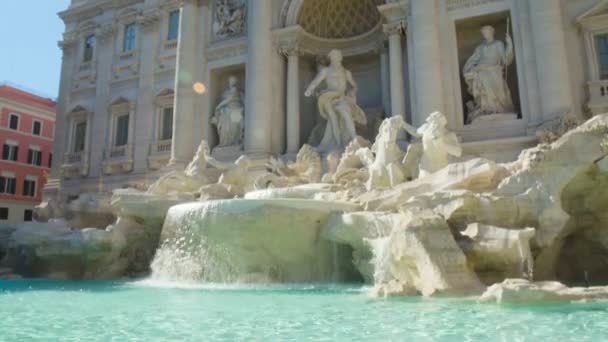 Majestuosa fachada del palacio Poli y la fuente de Trevi, punto de referencia popular en Roma — Vídeos de Stock