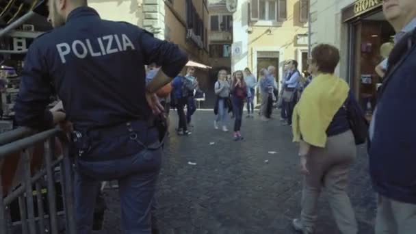 Poliziotto in pausa, in piedi per strada e parlando con gli amici, la vita urbana — Video Stock