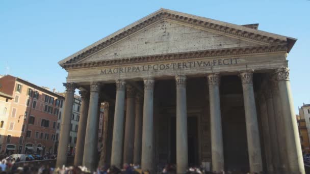 Emberek látogató antik Pantheon templom Rómában, híres turisztikai hely — Stock videók