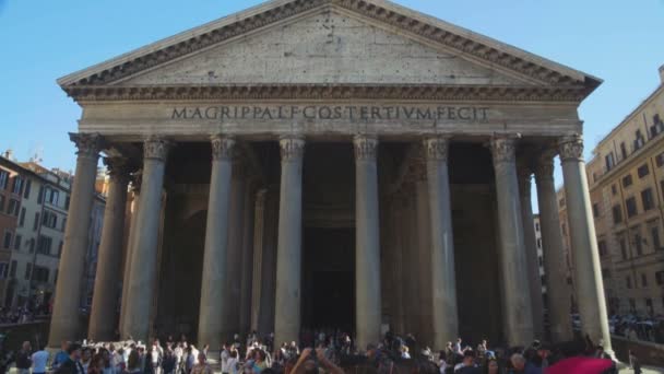 Persone che godono di visite turistiche a Roma, vista sul famoso tempio antico Pantheon — Video Stock