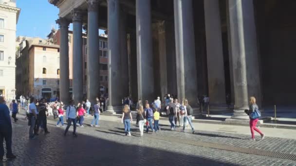 사람들이 판테온 사원 근처 걸어 로마 건축에서에서 주말 즐기는 — 비디오