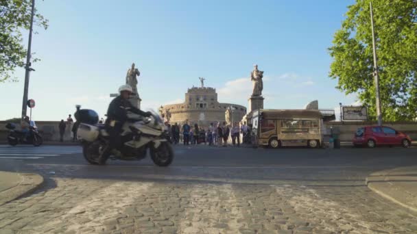 Urban life, motorcyclists riding past Mausoleum of Hadrian in Rome, tourism — Stock Video